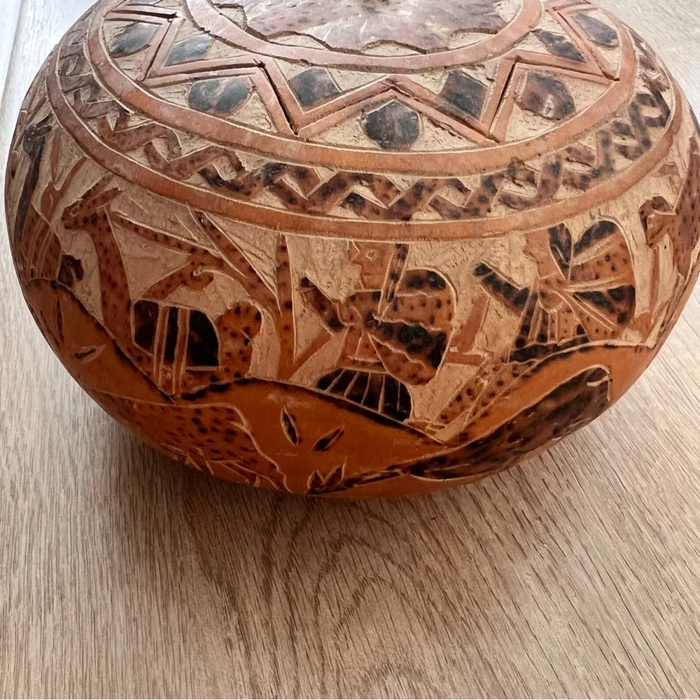 VINTAGE HAND‎ CARVED PERUVIAN GOURD FOLK ART / SOUTH AMERICAN ART